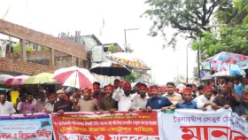 তৈলারদ্বীপ সেতুর টোল ইজারা বাতিলের দাবিতে শ্রমিকদের মানববন্ধন