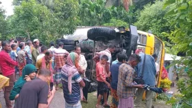 ঘুমন্ত ছাত্রীর ওপর উল্টে পড়লো পাথরবোঝাই ট্রাক, এলাকায় শোকের ছায়া
