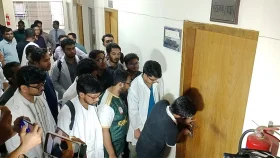 নবনিযুক্ত বিভাগীয় স্বাস্থ্য পরিচালকের নিয়োগ বাতিলের দাবিতে বরিশালে বিক্ষোভ