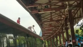 রাজশাহীগামী ট্রেনের ছাদ থেকে কিশোরের মরদেহ উদ্ধার