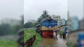 রেললাইনে পানি ওঠায় চট্টগ্রামে আটকা পর্যটক এক্সপ্রেস