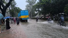 টানা বৃষ্টিপাতে চট্টগ্রাম নগরজুড়ে তীব্র জলাবদ্ধতা, দুর্ভোগ চরমে