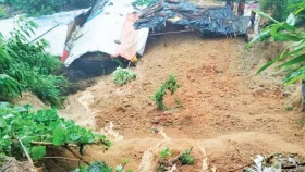 কক্সবাজারে আবারও পাহাড়ধস, চাপা পড়েছেন বেশ কয়েকজন