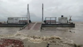 হাতিয়ায় বৈরী আবহাওয়ায় ফেরি চলাচল বন্ধ, আটকা শত শত পণ্যবাহী গাড়ি
