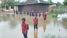 সাতক্ষীরায় বিদ্যালয়ের মাঠে জলাবদ্ধতা, ভোগান্তিতে শিক্ষার্থীরা