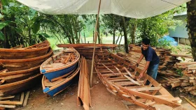 সিংড়ার চলনবিলে বন্যার পানি আসায় নৌকা তৈরির ধুম