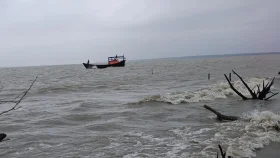 উত্তাল সাগরে দুই মাছ ধরার ট্রলারডুবি, দুই জেলে নিখোঁজ