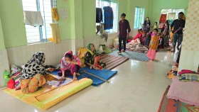আশ্রয়কেন্দ্রে শিশুদের উপযোগী খাবার ও পানি সংকটের অভিযোগ