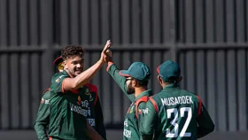 মিরাজের জোড়া আঘাতে চাপে জিম্বাবুয়ে