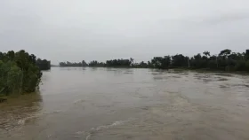 খোয়াই নদীর বাঁধ ভেঙে পানিবন্দি ৩০ হাজার মানুষ