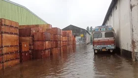 বৃষ্টিতে বেনাপোল বন্দরের শেডে পানি, ক্ষতির মুখে আমদানি পণ্য