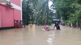 হাসপাতালজুড়ে পানি, কাঁধে-ভেলায় রোগী নিয়ে ছুটছেন স্বজনরা
