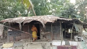 ঘর থাকলেও থাকার উপায় নেই, বর্ষায় প্রতিবেশীর বাড়িই শেষ আশ্রয়
