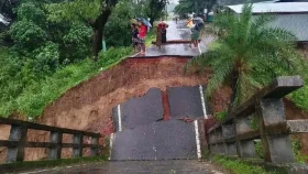 সেতু ধসে বান্দরবান-রাঙামাটি সড়ক যোগাযোগ বিচ্ছিন্ন