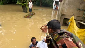 ফটিকছড়িতে বন্যা দুর্গত মানুষের পাশে সেনাবাহিনী
