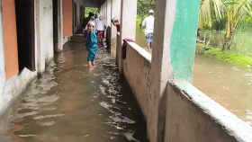 ক্লাসরুমে পানি, টুঙ্গিপাড়ায় ৩৬০ শিশুর পড়াশোনা বন্ধ
