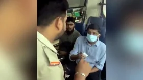 ভাংতি না থাকায় বাস থেকে মন্ত্রীকে নামিয়ে দিলেন কন্ডাক্টর
