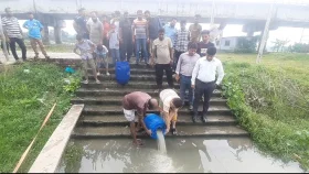 টুঙ্গিপাড়ায় অভিযানে ১২ লাখ টাকার রেনু পোনা উদ্ধার