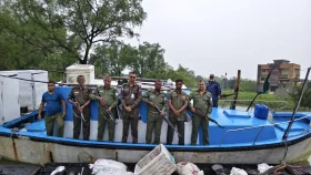 সুন্দরবনে যৌথ অভিযানে ১৫০ কেজি বিষযুক্ত চিংড়িসহ নৌকা জব্দ