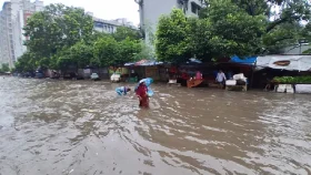 রাতভর বৃষ্টিতে ডুবলো রাজধানী, তীব্র জলাবদ্ধতায় দুর্ভোগ