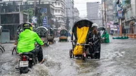 টানা বর্ষণে ডুবছে দেশ : আজও ৬ অঞ্চলে ভারী বৃষ্টির আভাস