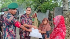 ভারী বর্ষণে ক্ষতিগ্রস্ত মানুষের পাশে দাঁড়ালো চুয়াডাঙ্গা-৬ বিজিবি