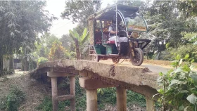 সোনারগাঁয়ে জরাজীর্ণ সেতুতে ঝুঁকি নিয়ে চলাচল, ভোগান্তিতে এলাকাবাসী