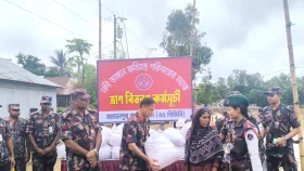 জামালপুরে নদী ভাঙনে ক্ষতিগ্রস্ত পরিবারের মাঝে বিজিবির ত্রাণ বিতরণ