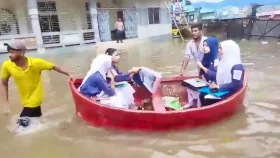 কুমিল্লায় সড়ক দিয়ে নৌকায় চড়ে পরীক্ষা কেন্দ্রে গেলেন পরীক্ষার্থীরা