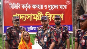দৌলতপুরে বিজিবির উদ্যোগে ১০০ অসহায় পরিবারের মাঝে খাদ্যসামগ্রী বিতরণ