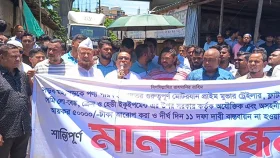 ১১ দফা দাবিতে চট্টগ্রামে প্রাইম মুভার ট্রেইলার মালিকদের মানববন্ধন
