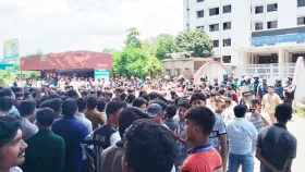 তিন দফা দাবিতে চট্টগ্রামে এইচএসসি পরীক্ষার্থীদের সড়ক অবরোধ