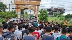 শিক্ষামন্ত্রীর পদত্যাগের দাবিতে বরিশালে সড়ক অবরোধ