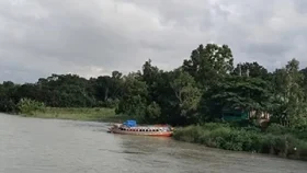 টাঙ্গাইলের ঝিনাই নদীতে নৌকায় জুয়ার আসর