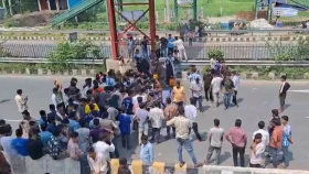 শিক্ষামন্ত্রীর পদত্যাগের দাবিতে ঢাকা-টাঙ্গাইল মহাসড়ক অবরোধ