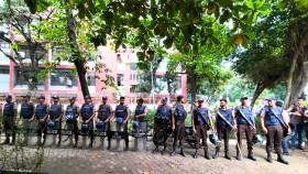 শিক্ষা ভবনের সামনে নিরাপত্তা জোরদার
