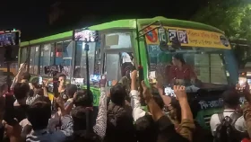 এইচএসসি পরীক্ষার্থীদের আন্দোলন: সংসদ ভবনের সামনে বাস ভাঙচুর