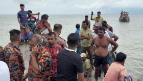 পাথরঘাটায় বন বিভাগের ট্রলারডুবি, শ্রমিক নিখোঁজ