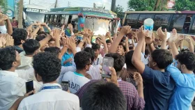 বরিশালে &lsquo;মার্চ টু শিক্ষা বোর্ড', সড়ক অবরোধে যান চলাচল বন্ধ