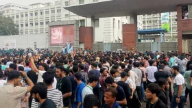সচিবালয়ের সামনে শিক্ষার্থীদের অবস্থান