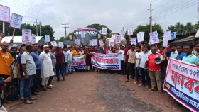 গাড়াগঞ্জকে উপজেলা ও পৌরসভা ঘোষণার দাবিতে মানববন্ধন