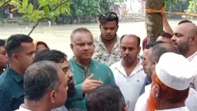 ঝালকাঠি শহরের গুরুধামে নদীভাঙন এলাকা পরিদর্শনে ড. জিয়াউদ্দিন হায়দার