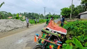 শেরপুরে বালুর স্তূপে অটোরিকশার ধাক্কা, চালক-যাত্রী নিহত