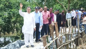 পেকুয়ার ভাঙা বেড়িবাঁধ পরিদর্শনে স্বরাষ্ট্রমন্ত্রী