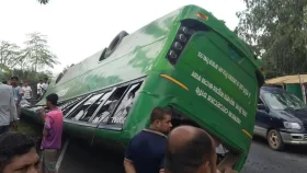 সীতাকুণ্ডে যাত্রীবাহী বাস উল্টে নিহত ১