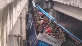 শিবালয়ে সড়ক দুর্ঘটনায় নিহত ১, আহত ১০