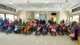 উলিপুরে প্রতিবন্ধীদের মাঝে বিনামূল্যে হুইলচেয়ার বিতরণ