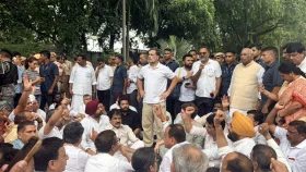 শিক্ষার্থীদের পাশে রাহুল, মোদির বাসভবনে সামনে বিক্ষোভ