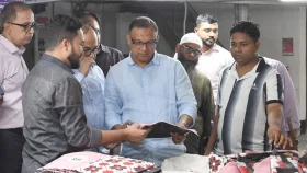 'শিক্ষার্থীদের হাতে পরিবেশবান্ধব পাটের ব্যাগ দিচ্ছে সরকার'