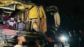 নাটোরে সড়ক দুর্ঘটনায় ট্রাকের হেলপার নিহত, ৮ রুশ নাগরিকসহ আহত ১২